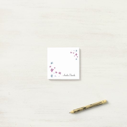 Hübsche Rosa und Blauer Schmetterling Personalisie Post-it Klebezettel (Auf Schreibtisch)