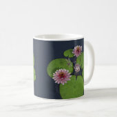 Hübsche Rosa Wasserlilie und Libelle Kaffeetasse (VorderseiteRechts)