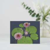 Hübsche Rosa Wasserlilie und Libelle Postkarte (Stehend Vorderseite)