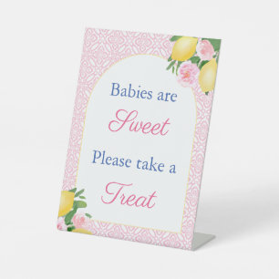 Hübsche rosa Zitronen nehmen ein Geschenk zur Baby Sockelschild