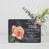 Hübsche Rosen-75. Geburtstags-Party Einladung (Stehend Vorderseite)
