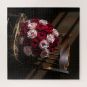 Hübsche Rosen auf einem rustikalen Stuhl   Puzzle (Horizontal)