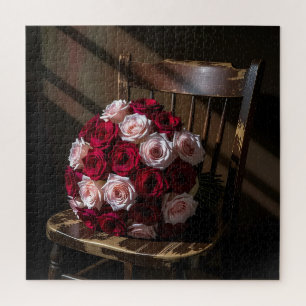 Hübsche Rosen auf einem rustikalen Stuhl Puzzle