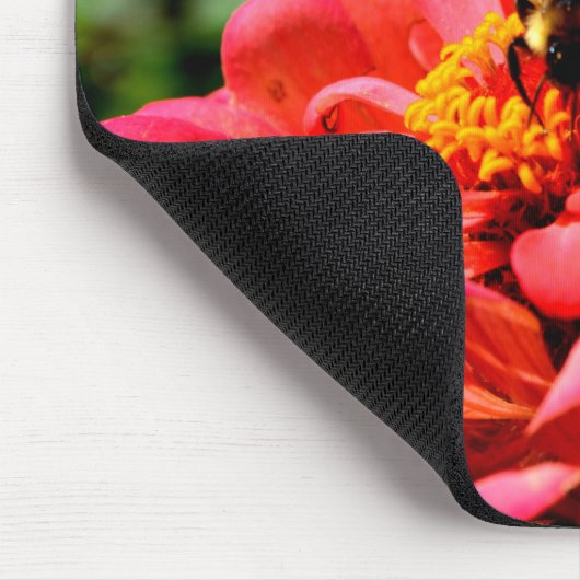 Hübsche Rote Blüte und Honigbiene Mousepad (Ecke)