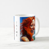 Hübsche Rothaardame am Strand Personalisiert Kaffeetasse (VorderseiteRechts)