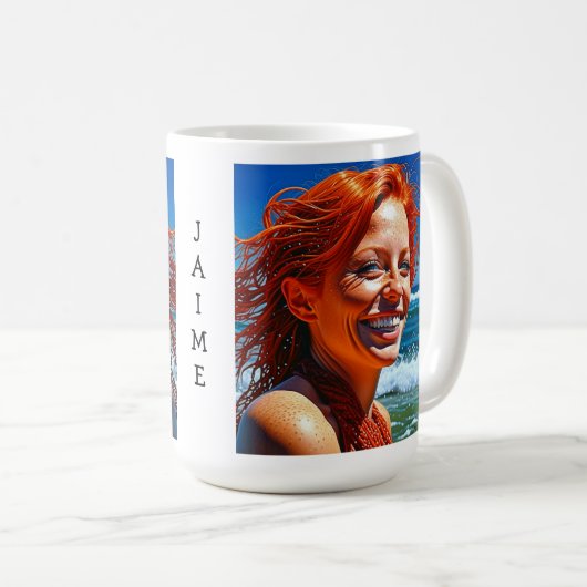 Hübsche Rothaardame am Strand Personalisiert Kaffeetasse (VorderseiteRechts)