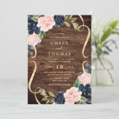 Hübsche rustikale Holz Navy Blush Floral Hochzeit Einladung (Stehend Vorderseite)