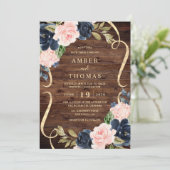 Hübsche rustikale Holz-Rosé Navy Blumenhochzeit Einladung (Stehend Vorderseite)