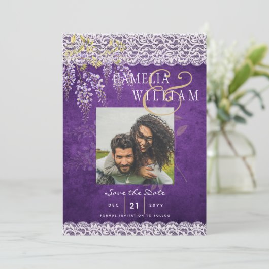 Hübsche Rustikale Lila WISTERIA Hochzeit Einladung (Stehend Vorderseite)
