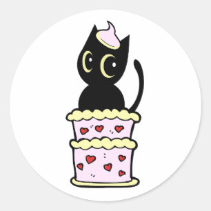 Hübsche schwarze Katze, die aus einem Kuchen sprin Runder Aufkleber