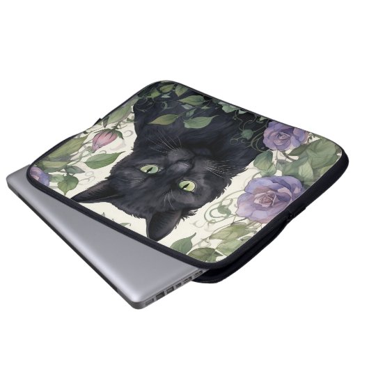 HÜBSCHE SCHWARZE KATZE UMGEBEN VON PFLANZE UND BLU LAPTOPSCHUTZHÜLLE (Vorne Knopf)