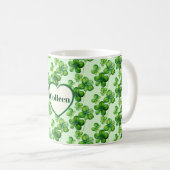 Hübsche Shamrocks St. Patrick's Day Kaffeetasse (VorderseiteRechts)