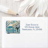 Hübsche Sicht auf den Ozean und Vase der Blume (Insitu)