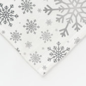 Hübsche Silberschneeflocken auf Winterweiß Fleecedecke (Ecke)