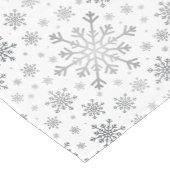 Hübsche Silberschneeflocken auf Winterweiß Kurzer Tischläufer (Ecke)