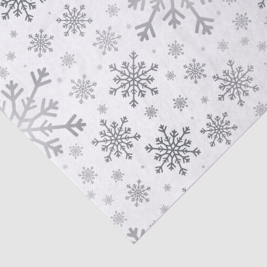 Hübsche Silberschneeflocken auf Winterweiß Seidenpapier (Ausschnitt)