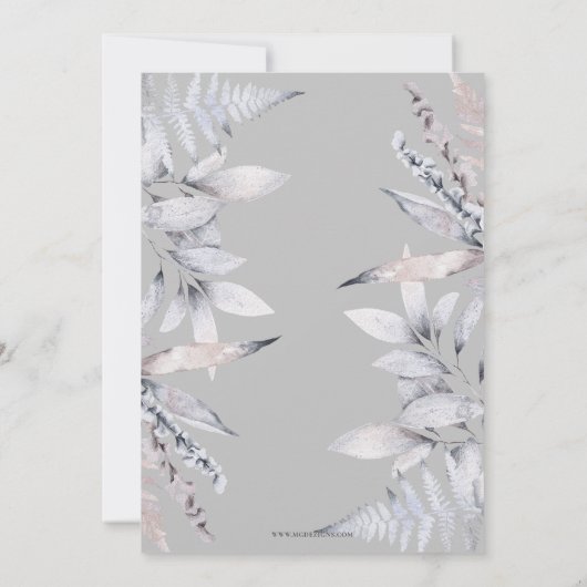 Hübsche Silver Gray Mauve Floral Graduation Party Einladung (Rückseite)