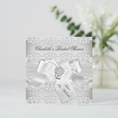 Hübsche Silver Lace & Bow Bridal Dusche Einladung (Stehend Vorderseite)