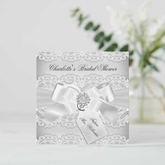 Hübsche Silver Lace & Bow Bridal Dusche Einladung (Stehend Vorderseite)
