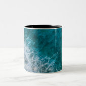 Hübsche Strandlandschaft Zweifarbige Tasse (Mittel)
