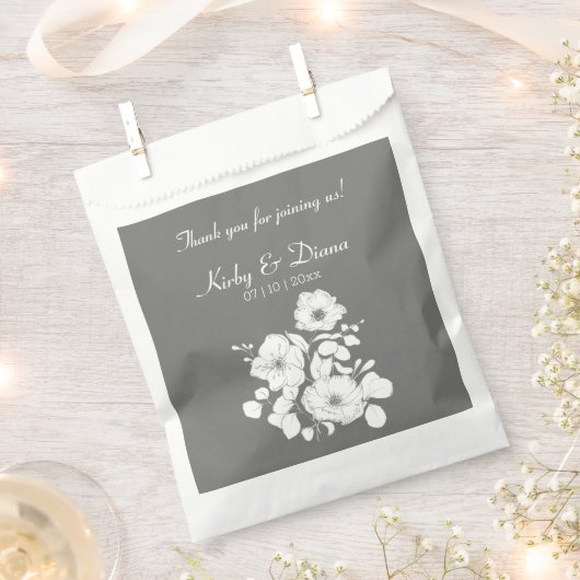 Hübsche Tasche mit grauer und weißer Gastgeschenk  Geschenktütchen (Ausgeschnitten)