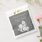 Hübsche Tasche mit grauer und weißer Gastgeschenk  Geschenktütchen (Versiegelt)