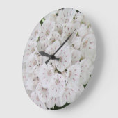 Hübsche Uhr "White Mountain Laurel Floral Wall" (Winkel)