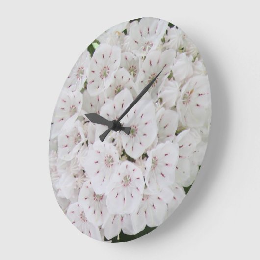 Hübsche Uhr "White Mountain Laurel Floral Wall" (Winkel)