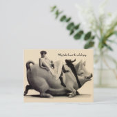 Hübsche Vintage Postkartenfrau, die auf dem Schwei Postkarte (Stehend Vorderseite)