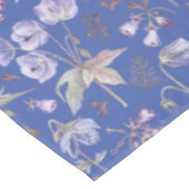 Hübsche Violet-Blume auf blauem Hintergrund Tischdecke (Schrägansicht)