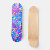 Hübsche Violett-Blau- und Limettengrüne Blume Skateboard (Vorderseite)