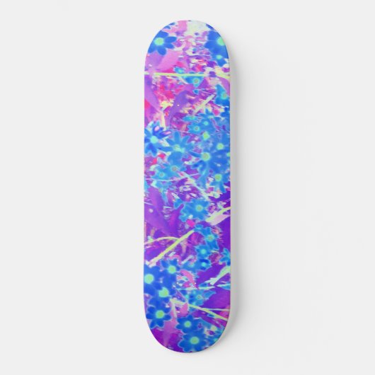 Hübsche Violett-Blau- und Limettengrüne Blume Skateboard (Vorderseite)