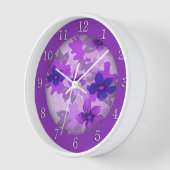 Hübsche violette Blumen Weiße Zahlen Uhr (Winkel)