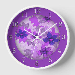 Hübsche violette Blumen Weiße Zahlen Uhr