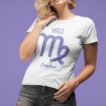 Hübsche Virgo Astrologie Signieren Personalisiert  T-Shirt<br><div class="desc">Dieser hübsche,  personalisierte lila und Lavendelfrauen-T - Shirt zeigt Ihr astrologisches Zeichen aus dem Zodiac in einem schönen Funkeln wie die Sternbilder. Passen Sie dieses niedliche Tee mit Ihrem Namen in einem schönen kursiven Skript für jemanden mit einem späten August oder Anfang September Geburtstag.</div>