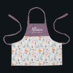 Hübsche Waldpattern Girls Koch Training Schürze<br><div class="desc">Diese hübsche personalisierte Schürze zeigt ein Muster von Waldhasen und Bäumen, wobei die Spitze ein massives grau lila ist. Einfach zu gestalten für ein einzigartiges Geschenk, perfekt für junge Koch oder Bäcker! Für Produkt- oder Designanfragen kontaktieren Sie mich (Tracey) unter orabellaprints@outlook.com. Schauen Sie sich ein passendes personalisiertes Rezept in unserem...</div>