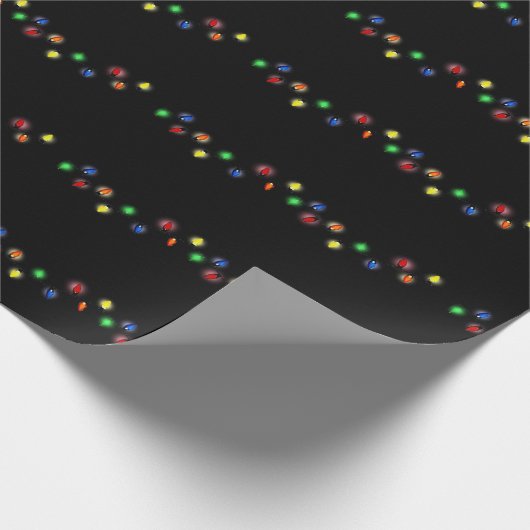 Hübsche Weihnachtsbeleuchtung im schwarzen Hinterg Geschenkpapier (Ecke)