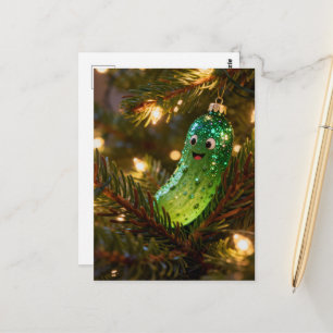 Hübsche Weihnachtsgurke in einem Baum Postkarte
