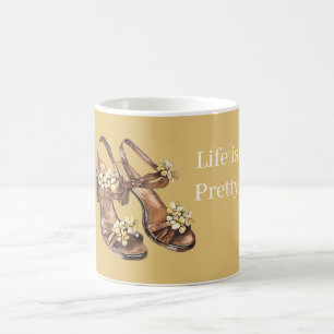 Hübsche Weiße Blumen Braune Sandalen Kaffeetasse