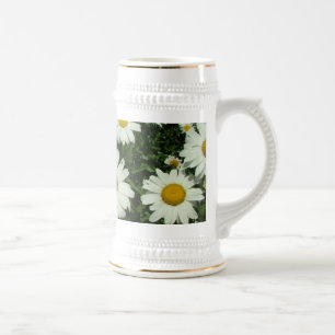 hübsche weiße Gänseblümchen. Bierglas