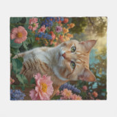 Hübsche weiße orange Katze im Blumen Garten Fleecedecke (Vorderseite (Horizontal))