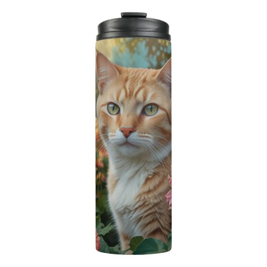 Hübsche weiße orange Katze im Blumen Garten Thermosbecher (Vorderseite)