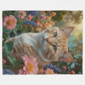 Hübsche weiße orange Katze im Blumengarten Fleecedecke (Vorderseite (Horizontal))
