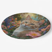 Hübsche weiße orange Katze im Blumengarten Pappteller (Schrägansicht)