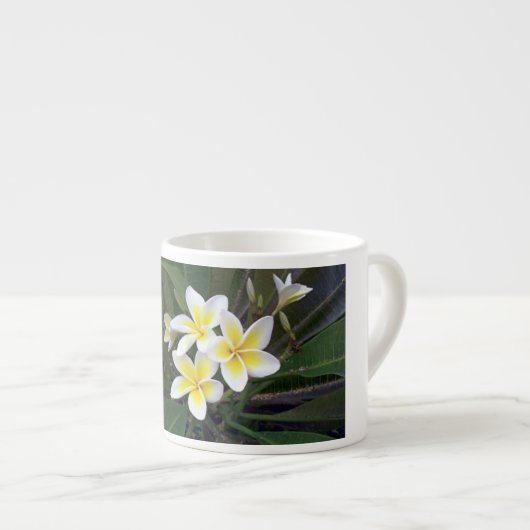 Hübsche weiße u. gelbe tropische Blumen Espressotasse (Vorderseite Rechts)