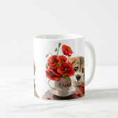 Hübsche Welpen- und Mohnblüten-Blume Kaffeetasse (VorderseiteRechts)