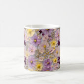 Hübsche whimsistische Wildblume in Rosa und Gelb Kaffeetasse (Mittel)