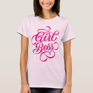Hübsche Wimpern zwischen Hot Pink Girl Boss T-Shirt