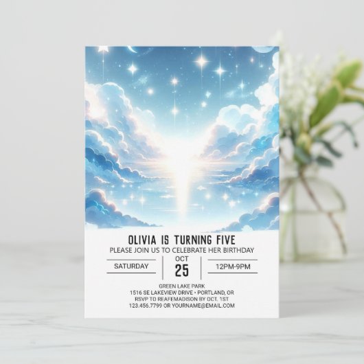 Hübsche Wolken Himmelfahrt Digitaler Geburtstag Einladung (Stehend Vorderseite)