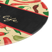 Hübsche würzige, heiße Paprikaschoten, grün Schneidebrett (Ecke)